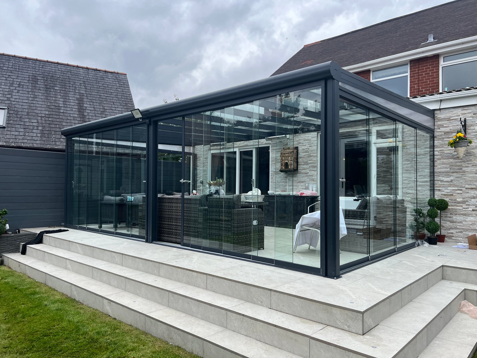 Retractable roof pergola